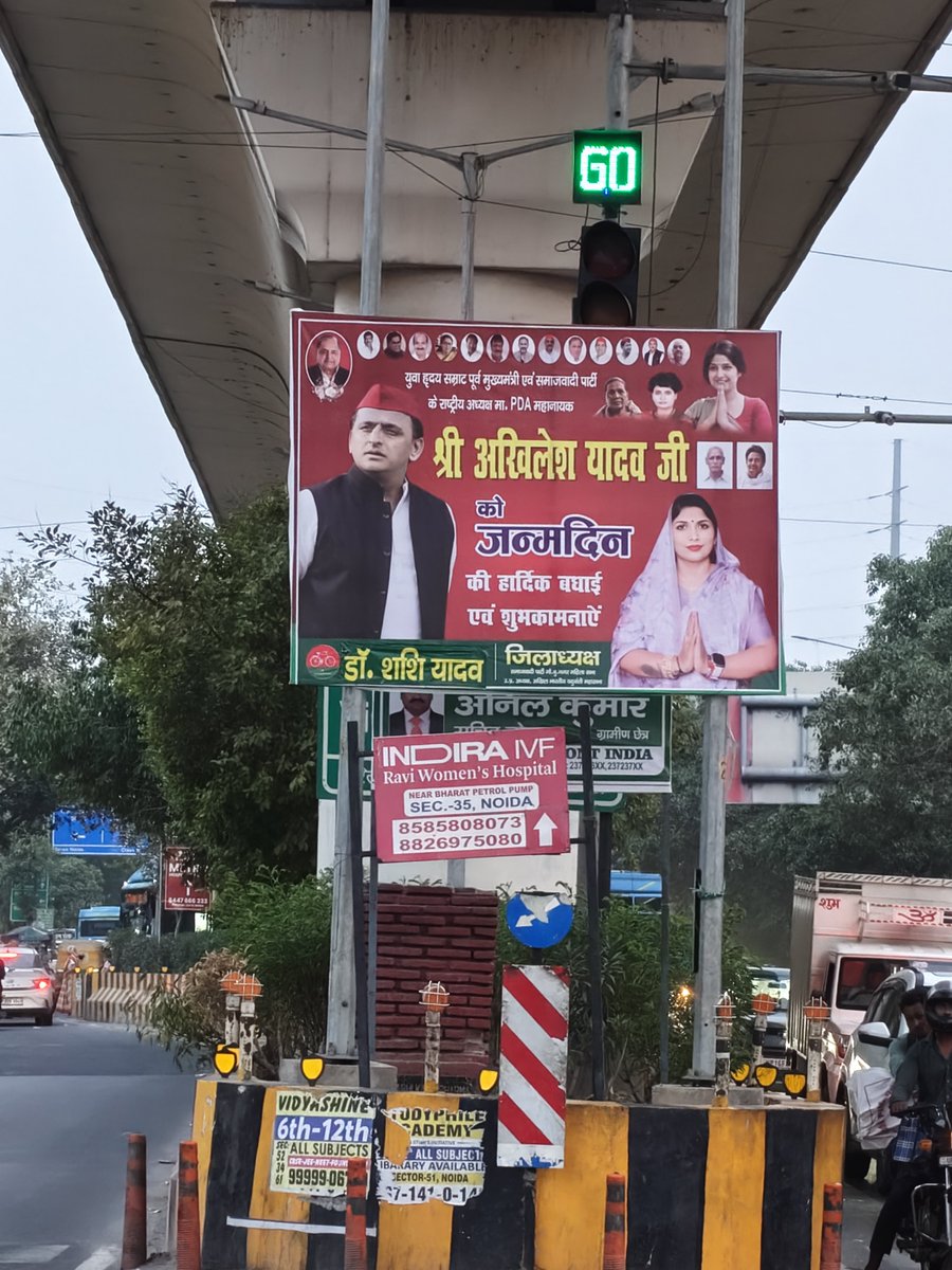 ddvichitra's tweet photo. Dr Shashi yadav ji or Akhilesh  ji ka ye BANNAR sammaj ko andha bana raha he. Traffic red light ke saamne 🤪🤣😂😅😝 https://t.co/eHGvNEbbwj