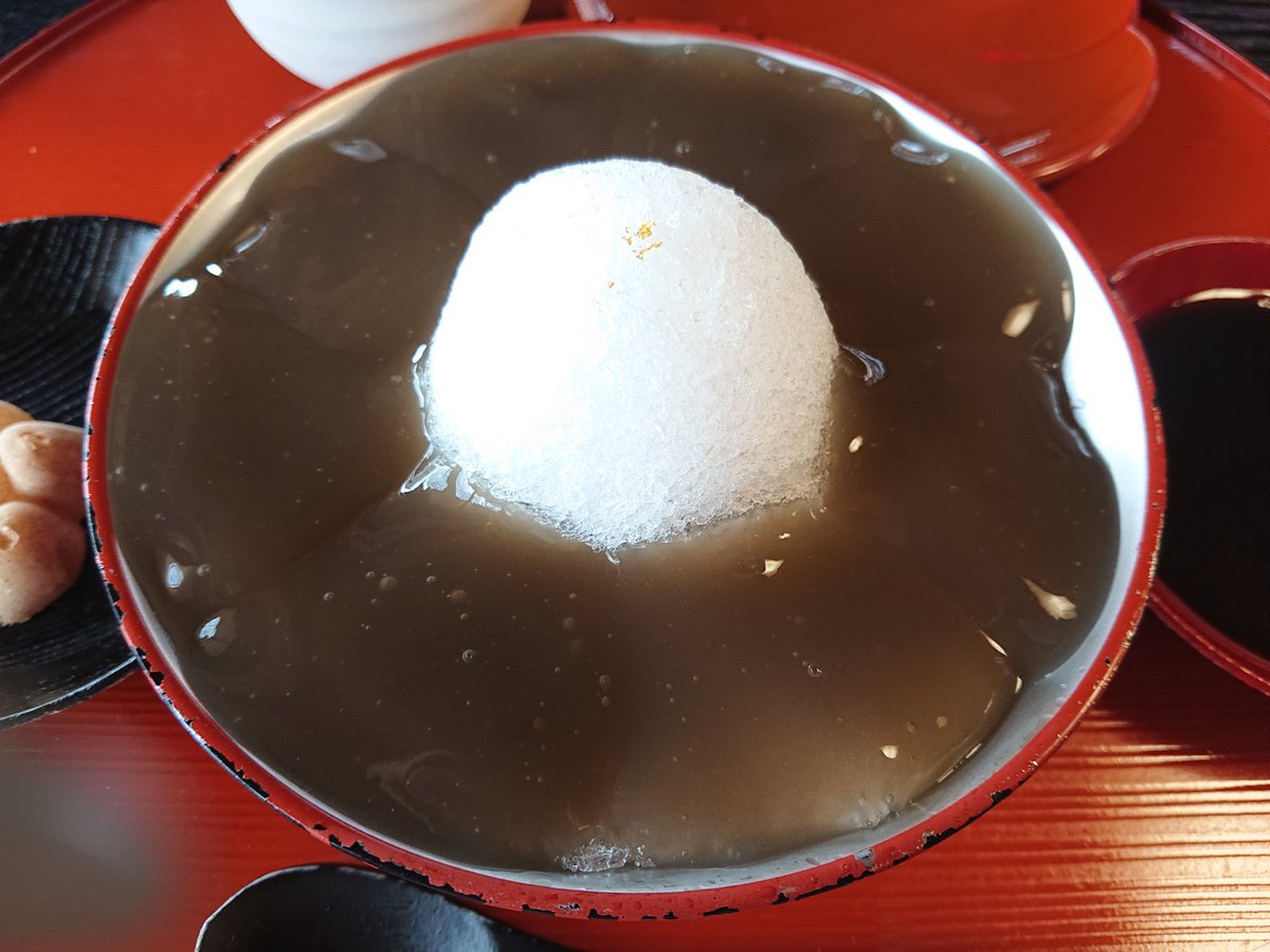 etsuyo_m's tweet photo. 祇園花見小路「ぎおん徳屋」の本わらびもち(松)(*˘ᗜ˘*)♡友人と別れ、もう一つ楽しみにしていたデザートへ。氷上に並んだ冷たいわらびもち。上品な甘味と、ちゅるんとした喉越しは蒸し暑さを忘れさせてくれました。最後、残った氷へ黒蜜ときな粉を掛ければかき氷に。また東京に来てくれないかなぁ☺️✨ https://t.co/UX4t1AyfVl