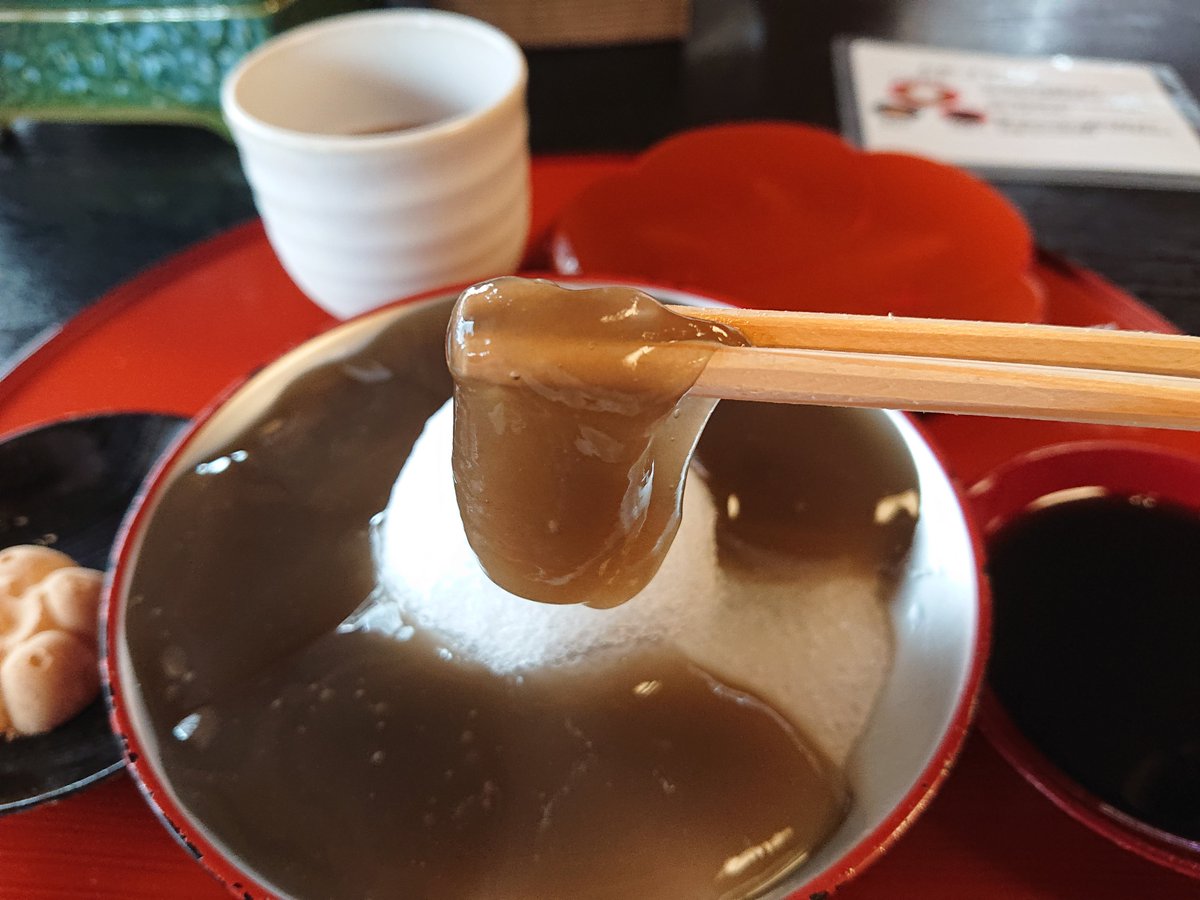 etsuyo_m's tweet photo. 祇園花見小路「ぎおん徳屋」の本わらびもち(松)(*˘ᗜ˘*)♡友人と別れ、もう一つ楽しみにしていたデザートへ。氷上に並んだ冷たいわらびもち。上品な甘味と、ちゅるんとした喉越しは蒸し暑さを忘れさせてくれました。最後、残った氷へ黒蜜ときな粉を掛ければかき氷に。また東京に来てくれないかなぁ☺️✨ https://t.co/UX4t1AyfVl