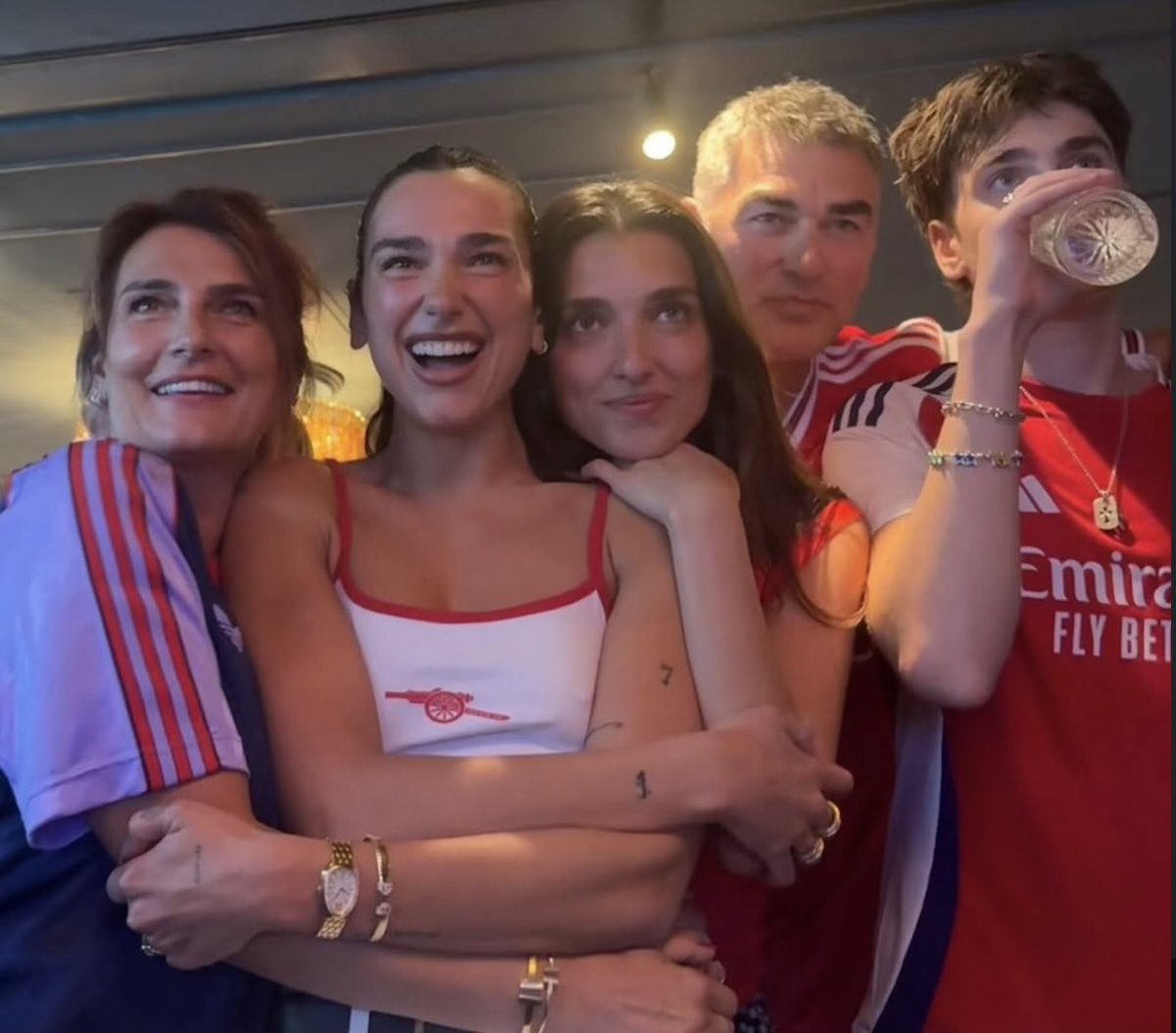 DailyAFC's tweet photo. 👀 Dua Lipa pictured wearing an Arsenal shirt 📸 🔴 https://t.co/2ZXipF1liN