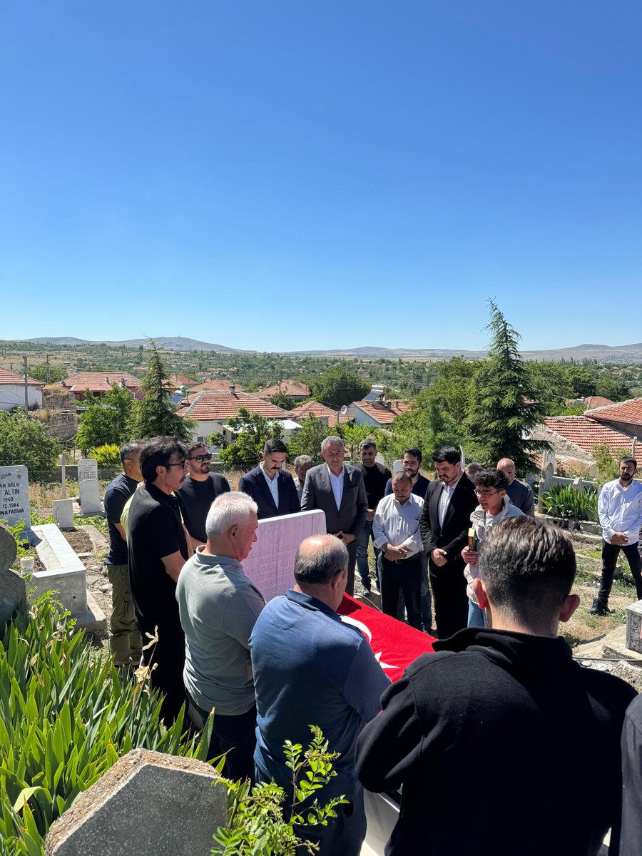 ulkuocaklari68's tweet photo. Ülkücü Şehidimiz, kıymetli hemşehrimiz Ali Ekin'i şehadetinin sene-i devriyesinde kabri başında rahmet, minnet ve dualarla yâd ettik.
Kabri başında Kur'an-ı Kerim tilavet edilerek aziz ruhuna dualar edildi. Vatanı, milleti, bayrağı ve mukaddes değerleri uğruna canını feda eden şehidimizin emaneti olan aziz hatırası, gönüllerimizde daima yaşamaya devam edecektir.
Şehitlerimiz, bu toprakların bağımsızlığının ve milletimizin birlik ve beraberliğinin en büyük teminatıdır. Onların fedakârlıkları hiçbir zaman unutulmayacak, aziz hatıraları nesilden nesile yaşatılacaktır.
Bu vesileyle başta Ülkücü Şehidimiz Ali Ekin olmak üzere, vatan uğruna can veren tüm aziz şehitlerimizi rahmet, minnet ve şükranla anıyor; Cenab-ı Allah'tan mekânlarını cennet, makamlarını âli eylemesini niyaz ediyoruz.
Ruhları şad, mekânları cennet olsun.