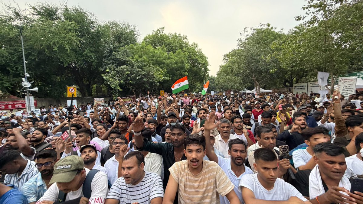 AshutoshRanka's tweet photo. Jantar Mantar par bheed nahi aa rahi....

Stop watching Godi Media. History is being made at Jantar Mantar. https://t.co/IVoG1woCI5