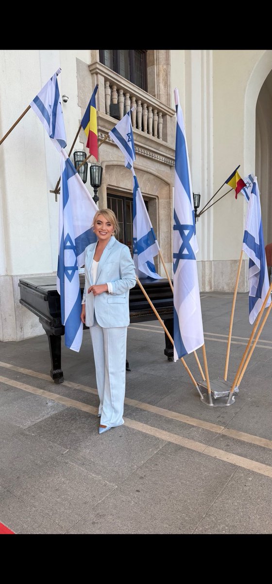 ReapSow36's tweet photo. @FckTheGlobalist @SilviaUscov @bobbydtiktok Băbăeți, cu cine intrați în dialog?

E și steagu' nostru pe-acolo, așa, mic, șifonat, zgribulit, dar .. https://t.co/lSj8HbQfxP