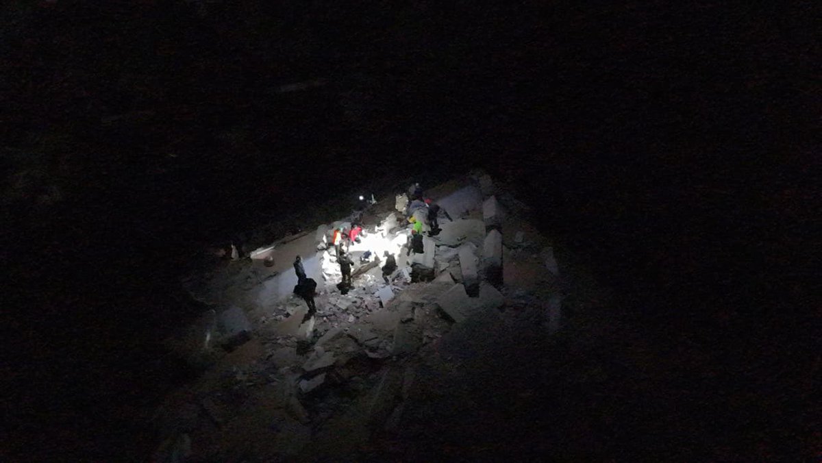 MinDefensa_Ar's tweet photo. Durante toda la noche, el personal militar argentino especializado en catástrofes continuó trabajando entre los escombros en las zonas afectadas por los terremotos en Venezuela.
 
Sin detenerse, nuestros efectivos y perros de guerra de la @Armada_Arg mantuvieron las tareas de búsqueda y rescate, con el objetivo de encontrar sobrevivientes y salvar vidas.