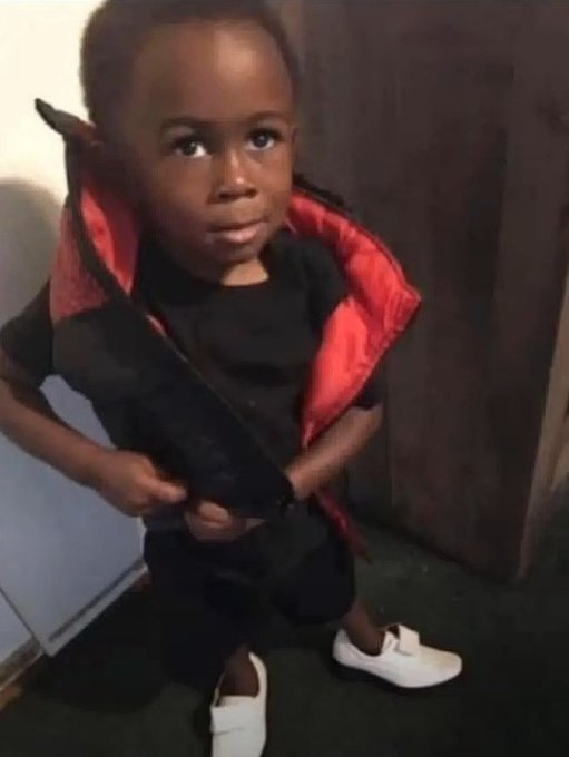 heis_brownson's tweet photo. buy me lollipop, or i will tell mummy that you were holding your penis and catarrh😭😭😭😂 https://t.co/osiTZNtKVS
