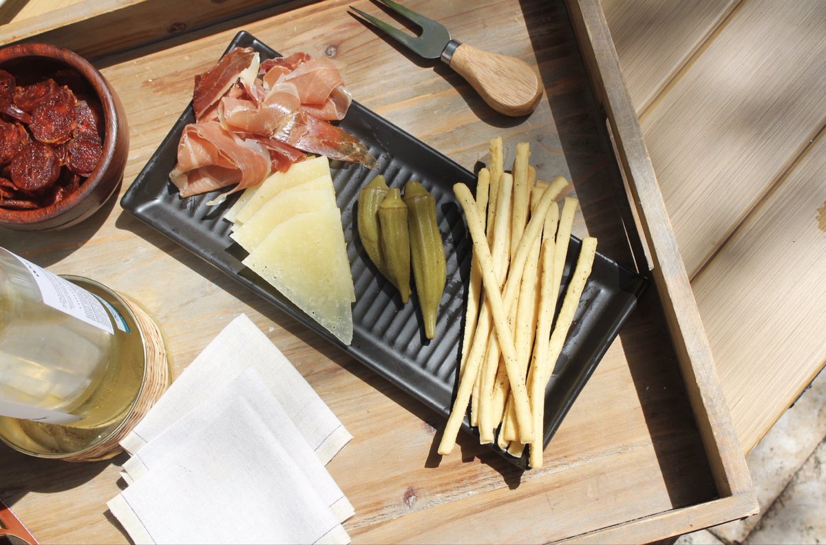 JennifersHome's tweet photo. From the first crunch to the last bite, breadsticks with prosciutto and cheese never disappoint.🧀
#TasteTheLove🥖
#jennifershomemade #breadsticks #wine #prosciutto #cheese #foodie #foodiegram #healthysnack #easysnack #snacks https://t.co/noxjRUlf1j