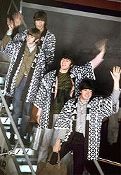 【来日60周年】ザ・ビートルズ　羽田到着 生写真 4枚セット ビートルズ日本初来日60周年 ファン熱狂の記念日