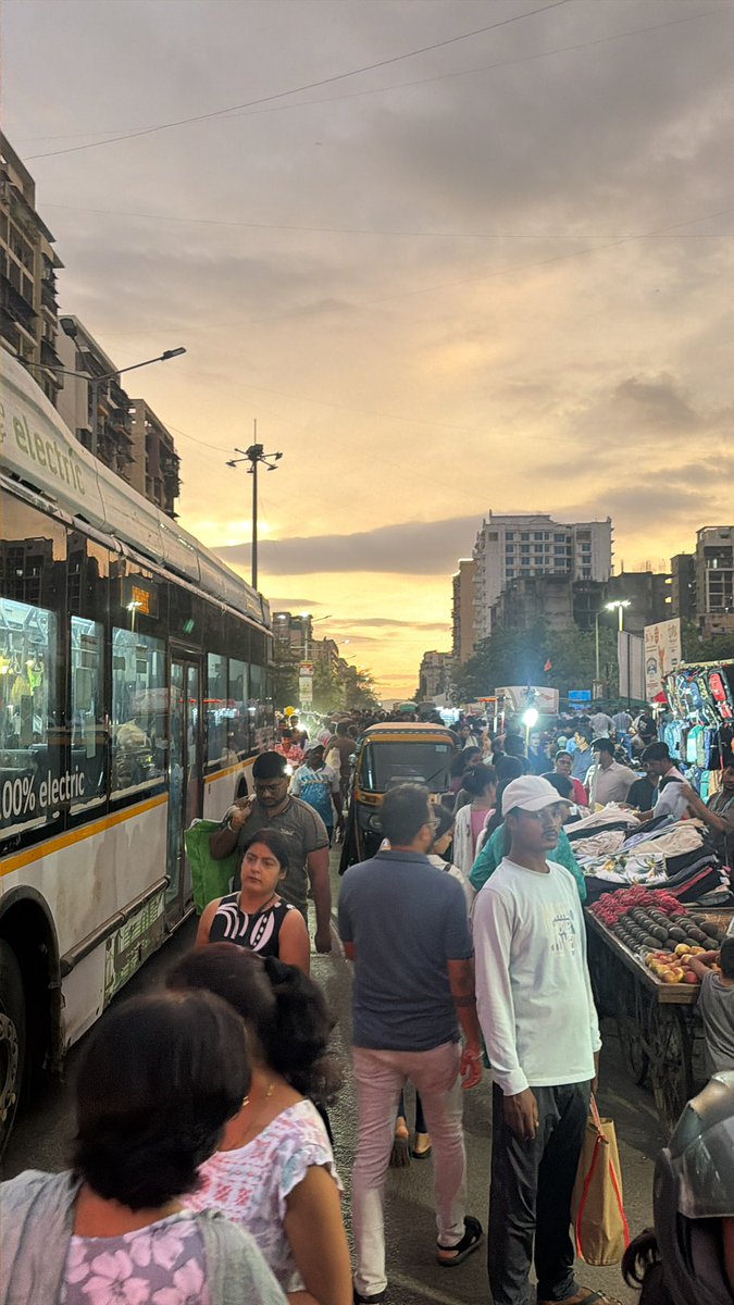 bhartiya1980's tweet photo. @Dev_Fadnavis &amp; @MumbaiPolice every Sunday ulwe market is creating chaos, vehicles parked on road, no one to control traffic, heavy traffic inconveniences. Request action. https://t.co/Dcj7lWFvPR