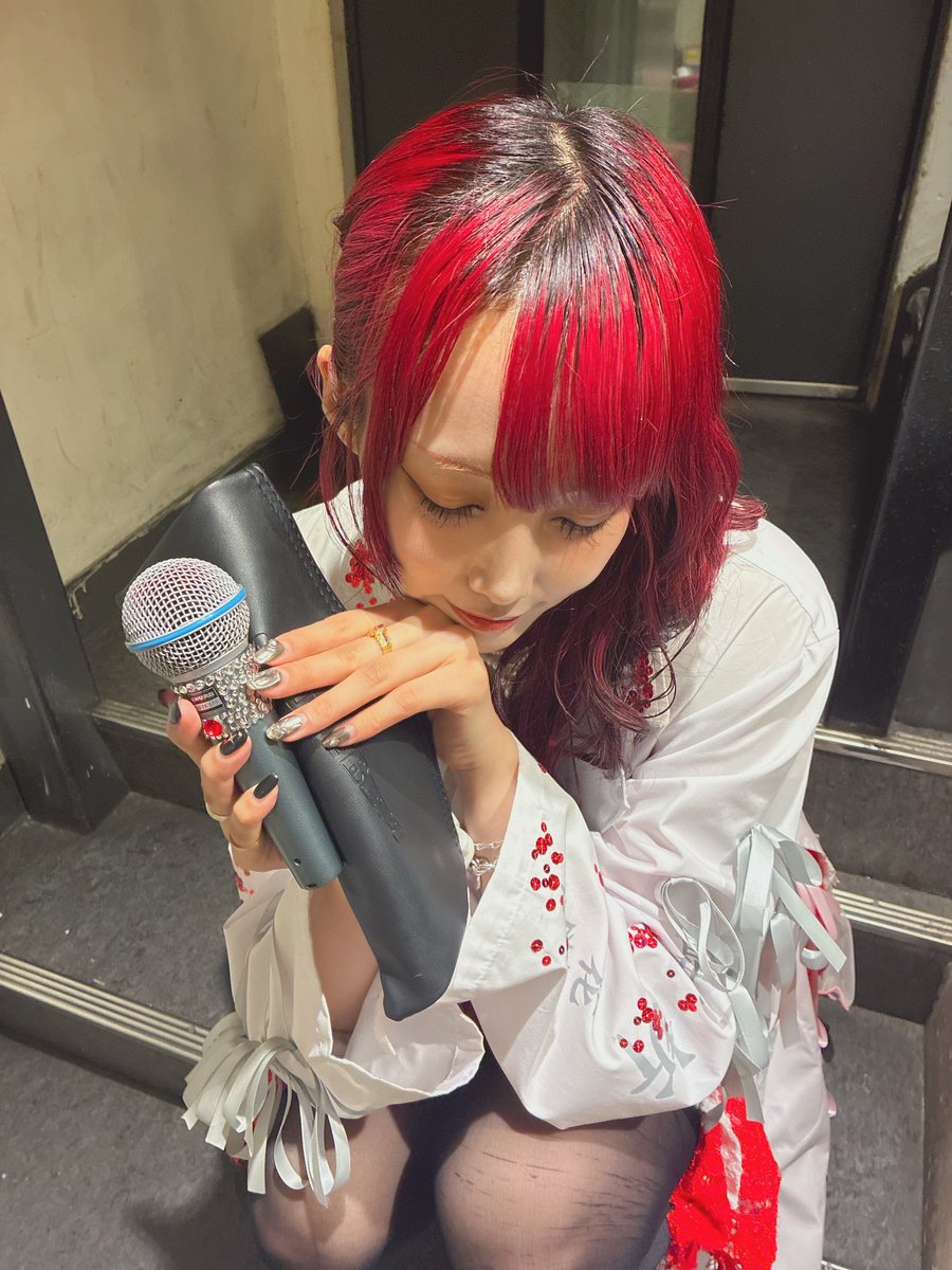 oriharaio_staff's tweet photo. 【OFF SHOT】

『primitive in the mood』お越しいただいた皆さま、ありがとうございましたʚ❤︎ɞ

NUANCEさん、素敵なライブにお誘いいただきありがとうございました...！

\ ライブで全てを出し切ったいおちゃん/ https://t.co/DttSq7dZft