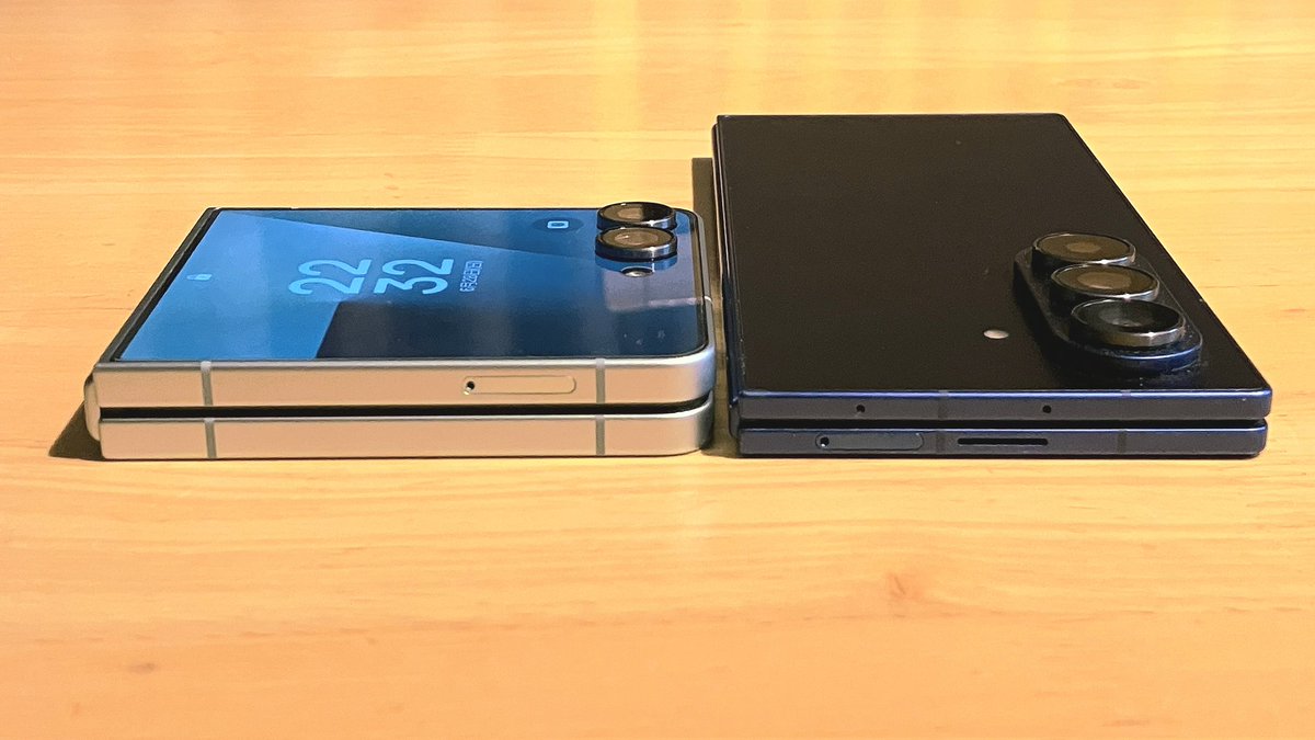 Nb_Koh's tweet photo. Galaxy Z Flip7をポチった。累計4個目の折りたたみスマホ。サブ画面が最大化したのでいつか買わねばならないと思っていた！
しかしサムスンは技術を小出しにしすぎ。投資回収モードで手を抜いてるに違いない😡。Fold7よりも分厚いからやはり手を抜いている。でも薄くしたらS25 Edgeの立場が無くなる。 https://t.co/jCny59HpbK