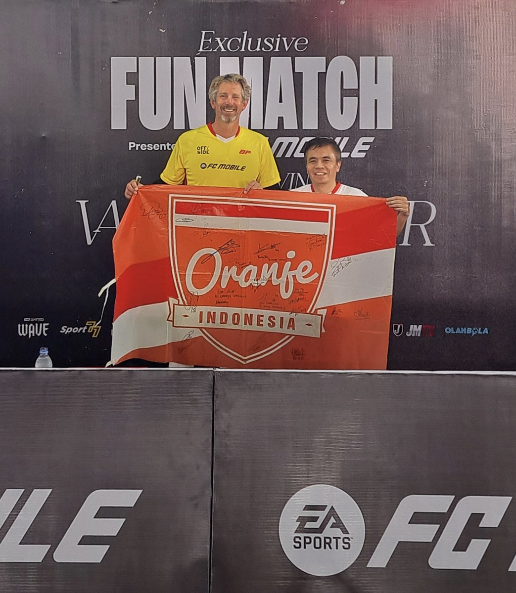 OranjeINDO's tweet photo. Thank you for visiting Jakarta & meeting us again, @vdsar1970 ๐
Until next time ๐
#EdwinVanDerSar #VanDerSar #VDS https://t.co/9Z9a0mymB9