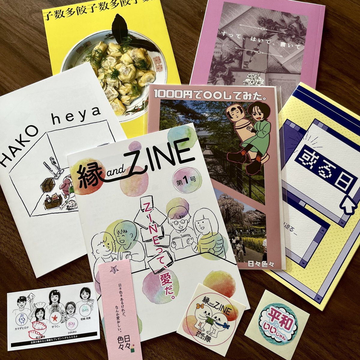 mtmtakht's tweet photo. ZINEフェスなるものに初めて行ってきました。

「ZINEの良さを伝え隊」スタンプラリー企画にまんまと（？）のせられ、メンバーのブースを巡ってそれぞれ購入。

後の予定があったため他のブースをあまり見れなかったので、次は時間を作ってゆっくり回りたいですね。 https://t.co/ulvCRXoeSX