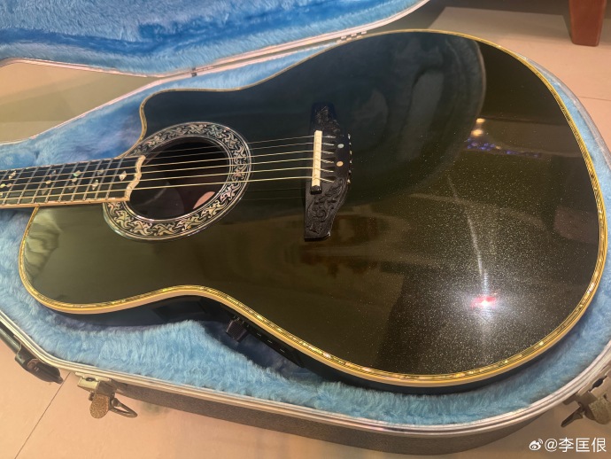 JbapiEGXoPGo2P7's tweet photo. A raw acoustic guitar riff, whiskey on my breath, and the kind of tune that makes every bad day feel like it’s melting away in three minutes flat. This is why live music hits different.， https://t.co/xS5SlSAsdJ