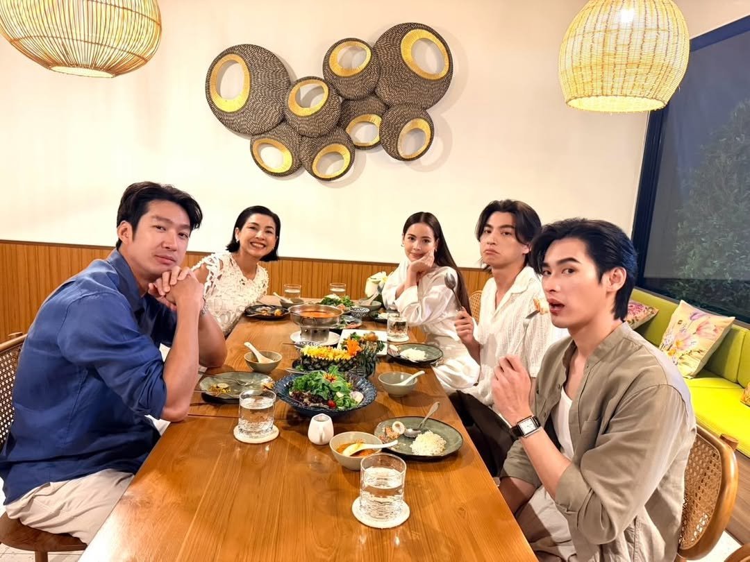 KaoNoppakaoTH's tweet photo. อาการพี่รวีท่าทางจะหิวข้าวมากเลยใช่มั้ยคร้าบบ.. 🤣

IG :  beneaththelies.official 

🔗https://t.co/L0hE5mW44y

#ตะวันลวง #BeneathTheLies
#number_9th #เก้านพเก้า 
#วงศ์รวี #อลิสสา #ภากร
#งุ้งงิ้งๆของนพเก้า https://t.co/u3WixIrCqG