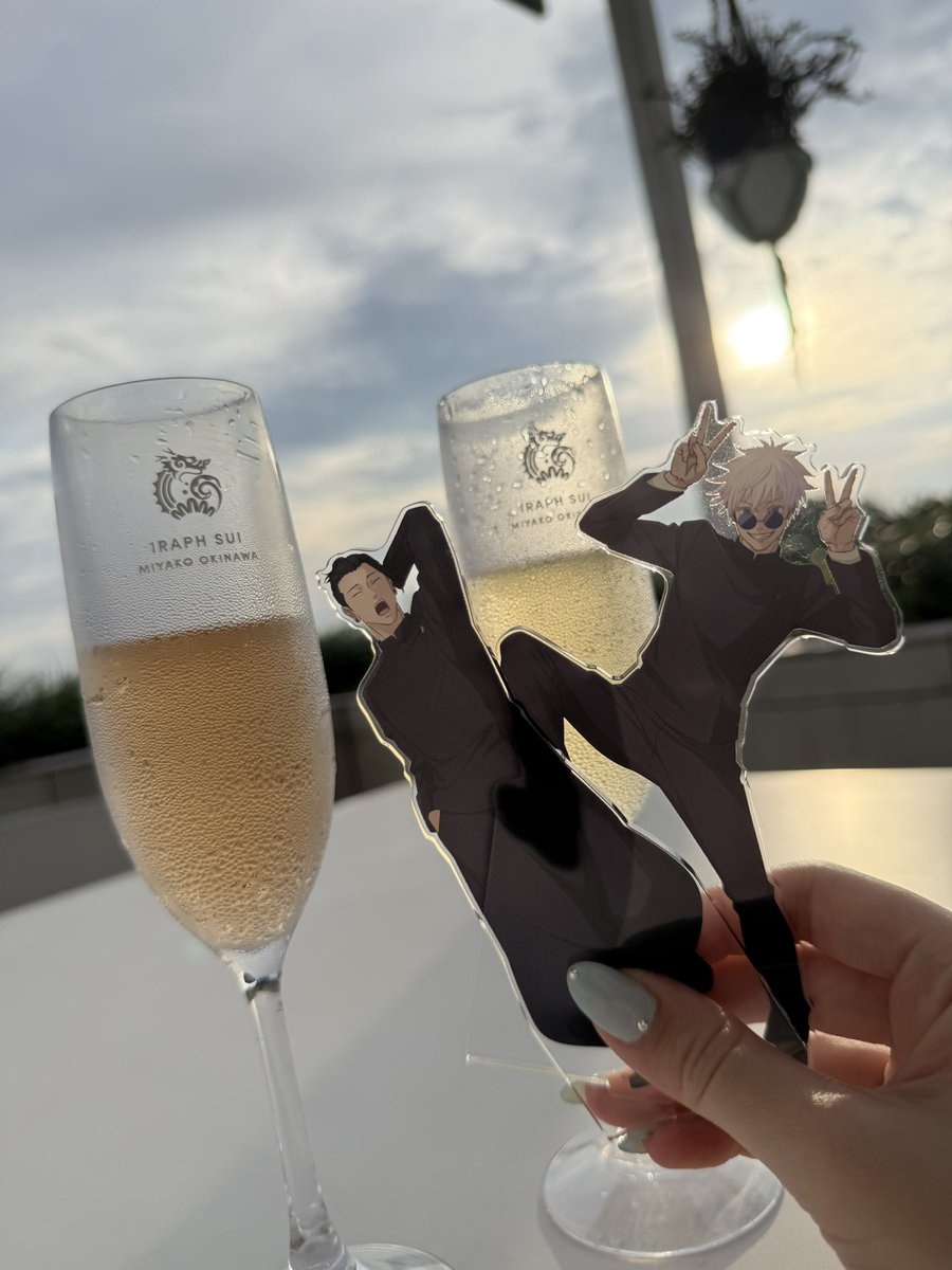 ioa_sg2's tweet photo. 下戸の悟を連れてサンセット見ながら🥂
むしろ高専時代やから未成年、、ごめん🥹🫶🏻ww
甘いものも食べたよ~😸💛🩵💛🩵 https://t.co/rlTOPn0tvQ