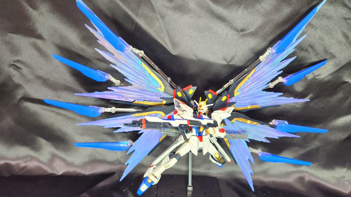 hiro_0217's tweet photo. 久しぶりにガンプラ作り。ストライクフリーダムガンダム弐式できた。このキットのほぼ本体といえる光の翼が大きくてかっこいい！偏光素材がFREEDOM劇中ぽい表現になってるの良すぎる。片面はガンダムマーカーホログラム塗ってこっちも綺麗でいいぞ！ #ガンプラ #g_seed #SEEDFREEDOM https://t.co/GW3msdL5N7