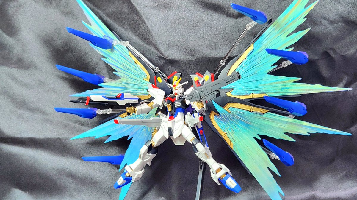 hiro_0217's tweet photo. 久しぶりにガンプラ作り。ストライクフリーダムガンダム弐式できた。このキットのほぼ本体といえる光の翼が大きくてかっこいい！偏光素材がFREEDOM劇中ぽい表現になってるの良すぎる。片面はガンダムマーカーホログラム塗ってこっちも綺麗でいいぞ！ #ガンプラ #g_seed #SEEDFREEDOM https://t.co/GW3msdL5N7