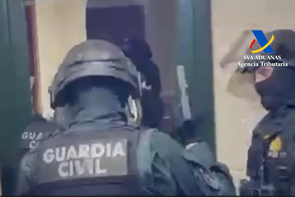 gaceta_es's tweet photo. Desarticulada una organización criminal formada por inmigrantes rumanos, argelinos y malienses que cometía robos millonarios en tiendas de aeropuertos

https://t.co/wwpEQ3OQDa https://t.co/iWVnyBZYgR