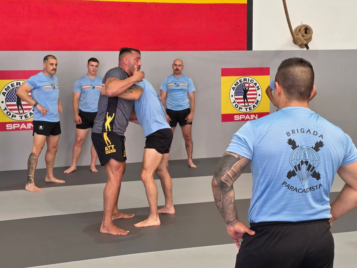 FUTER_ET's tweet photo. Los #paracaidistas del #RCPAC8_Lusitania han recibido una masterclass en CCC-INL impartida por referentes de los deportes de combate: La leyenda de #MMA Enoc Solves y el campeón de #JiuJitsu Tito Beltrán, enfocando técnicas al combate.
#BrigadaParacaidista
#SomostuEjercito https://t.co/ZMh6aSr8UR