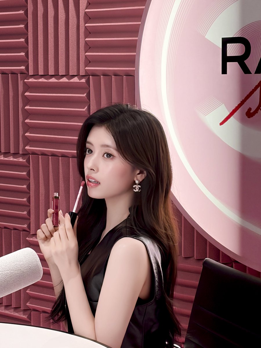 NiziU__official's tweet photo. #RIMA #NiziU
#ルージュココイドゥラグロス
#ROUGECOCOHYDRAGLOSS
#CHANELMakeup @CHANEL_JP https://t.co/bro811Ldms