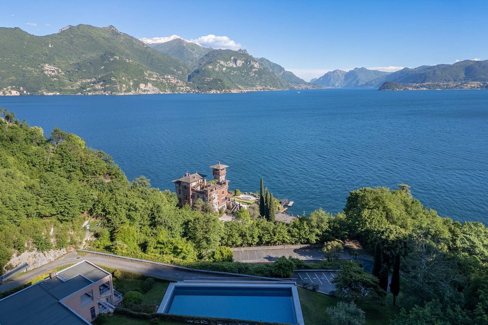 gietzschean's tweet photo. A property within James Bond's iconic Casino Royale villa estate, Villa La Gaeta on Lake Como, has officially been listed.

Bedrooms: 2      Bathrooms: 2    Interior: 121 m² / 1,302 ft²

Amenities: Lake-view terrace, designated boat mooring, residents’ jetty, marina basin access, private beach access, shared swimming pool, landscaped parkland, two parking spaces, two marina-level storage cellars, study or dressing room, renovated in 2023.