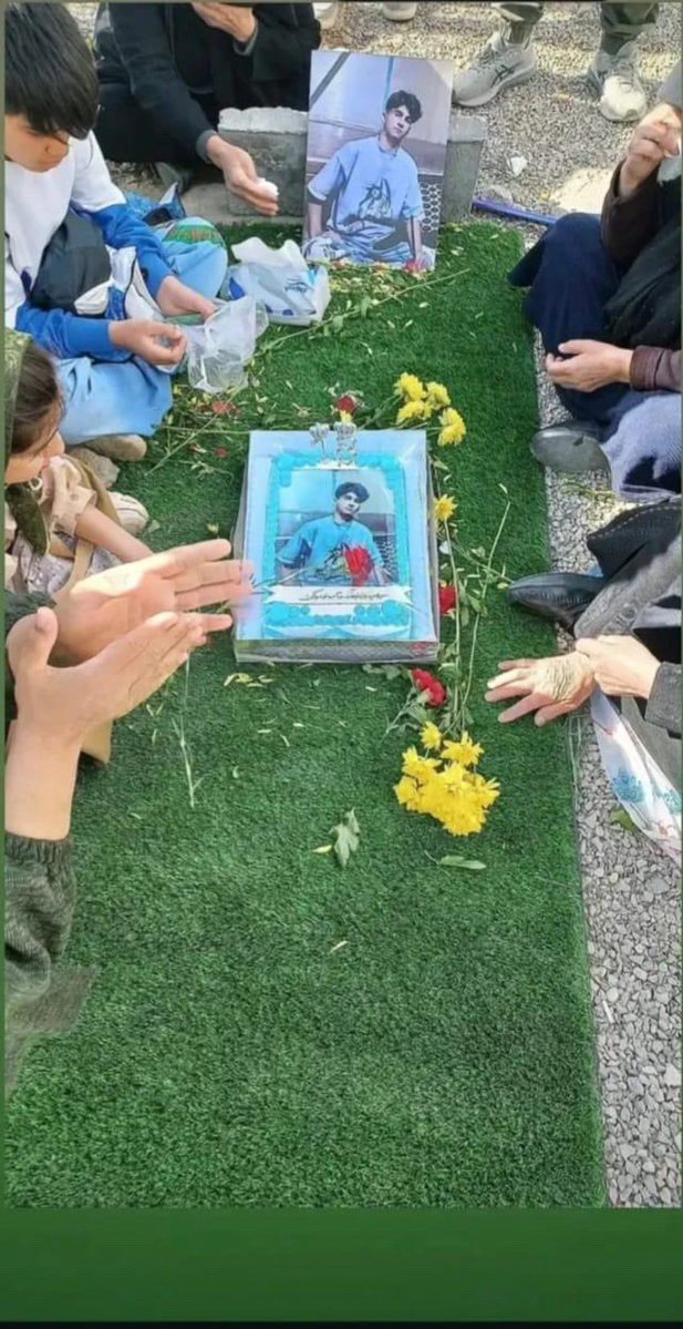 Katierebel2nd's tweet photo. دریافتی: 

فرزند ایران و جان فدای میهن، جاویدنام #امیرحسین_موید ، 
۱۷ ساله،
۱۷ ساله،
۱۷ ساله،
۱۸ دی با تپانچه به سرش شلیک کردند، بعد از ۱۷ روز کما جاویدنام شد. 
اهل بروجرد عزیز و جان فدا در اراک عزیز.
#جاویدشاه 
@RezaVaisi https://t.co/z1t7MMFuok