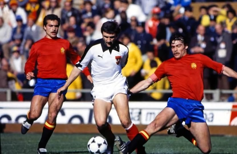 WoodleysTeasers's tweet photo. Austria beat Spain 2-1 in the 1978 FIFA World Cup group stage. Can you name the player that won the golden boot in that tournament?

#ESPAUT 🇪🇸🇦🇹 https://t.co/HGbDuLrA8y