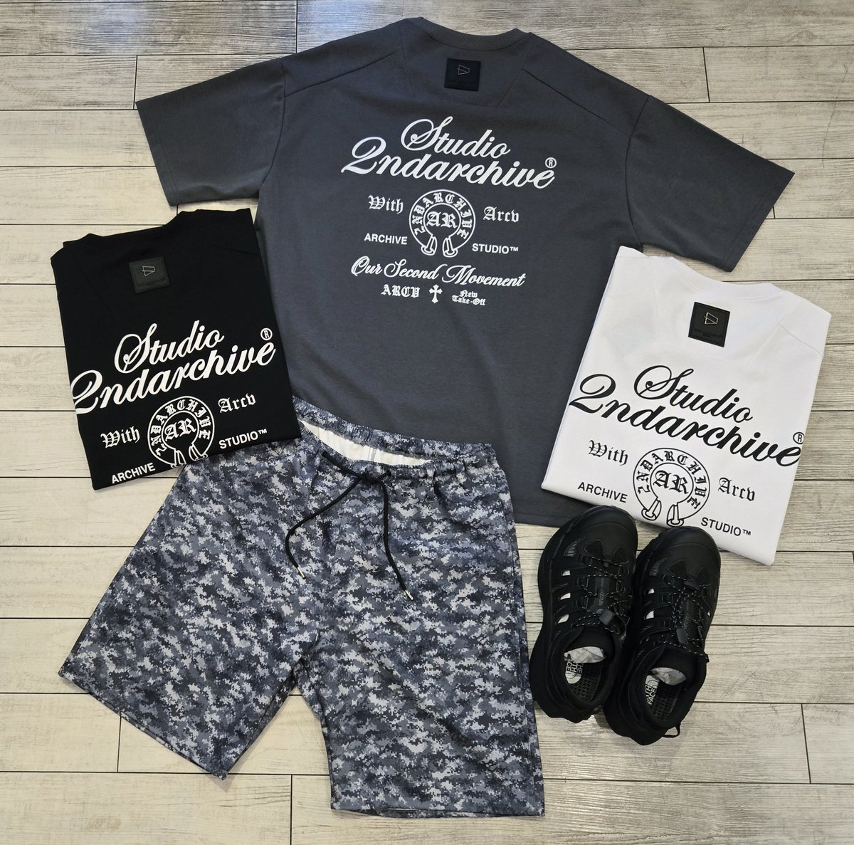 BEEHIGHSHOP's tweet photo. 【再入荷】
人気の2ND ARCHIVE
バックロゴ Tシャツ
フロントはシンプルに、
バックには存在感のあるロゴデザイン。
アクセントになるレザーパッチが高級感を演出。
一枚でスタイリングが決まる、
大人のストリートカジュアルにおすすめの一着。
Price:¥9,790(税込)
#2NDARCHIVE https://t.co/eIBgY3bDPp