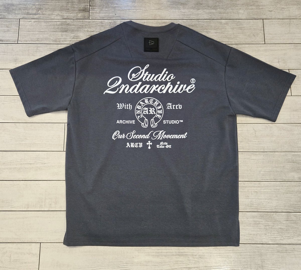 BEEHIGHSHOP's tweet photo. 【再入荷】
人気の2ND ARCHIVE
バックロゴ Tシャツ
フロントはシンプルに、
バックには存在感のあるロゴデザイン。
アクセントになるレザーパッチが高級感を演出。
一枚でスタイリングが決まる、
大人のストリートカジュアルにおすすめの一着。
Price:¥9,790(税込)
#2NDARCHIVE https://t.co/eIBgY3bDPp