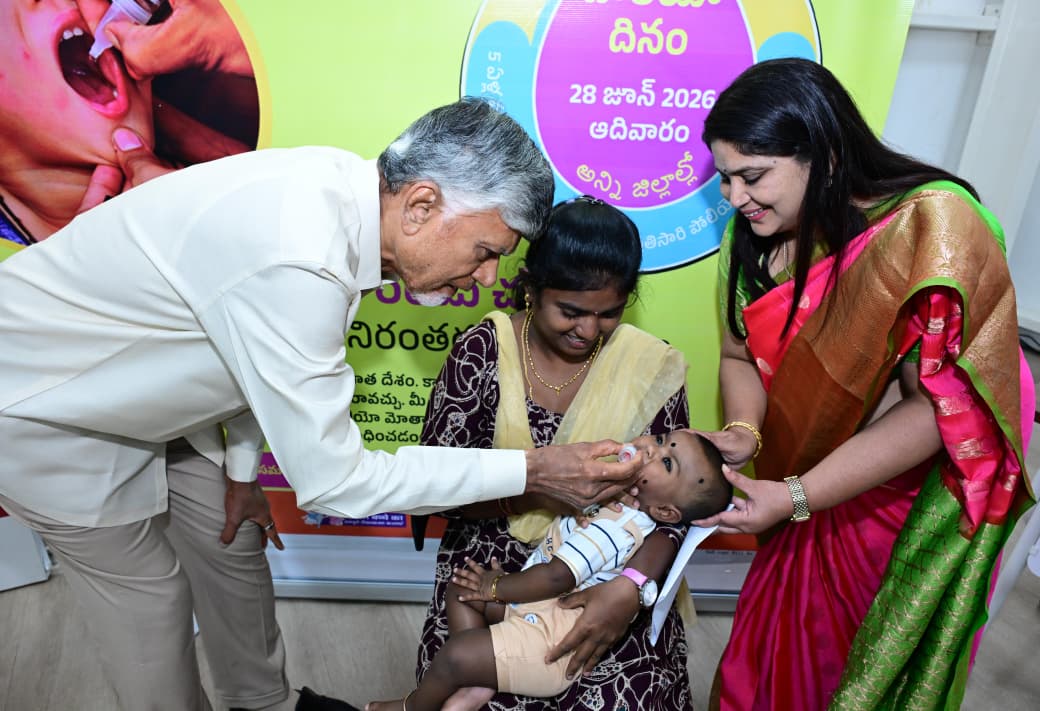 AndhraPradeshCM's tweet photo. జాతీయ ఇమ్యునైజేషన్ డే సందర్భంగా సీఎం క్యాంప్ కార్యాలయంలో  నేడు నిర్వహించిన పల్స్ పోలియో కార్యక్రమంలో గౌరవ ముఖ్యమంత్రి శ్రీ నారా చంద్రబాబు నాయుడు చిన్నారులకు పోలియో చుక్కలు వేశారు. అనంతరం చిన్నారుల తల్లిదండ్రులు, కుటుంబ సభ్యులతో ఆప్యాయంగా మాట్లాడారు. పిల్లలను ఎత్తుకుని కొంతసేపు ఆడించారు. పిల్లల ఆరోగ్య పరిస్థితి, వ్యాక్సినేషన్ వివరాలు తెలుసుకున్నారు. రాష్ట్రంలో నేటి నుంచి మూడు రోజుల పల్స్ పోలియో కార్యక్రమం ద్వారా 5 సంవత్సరాల లోపు ఉన్న సుమారు 49.20 లక్షల మంది చిన్నారులకు పోలియో చుక్కలు వేయాలని లక్ష్యంగా నిర్ణయించినట్లు అధికారులు తెలిపారు. ఈ కార్యక్రమంలో కుటుంబ సంక్షేమ శాఖ కమిషనర్, సెకండరీ హెల్త్ డైరెక్టర్ శ్రీ కేవీఎన్ చక్రధర్ బాబుతో పాటు ఆ శాఖ ఉన్నతాధికారులు, జాతీయ ఆరోగ్య మిషన్ (NHM) అధికారులు, సిబ్బంది పాల్గొన్నారు.
#AndhraPradesh