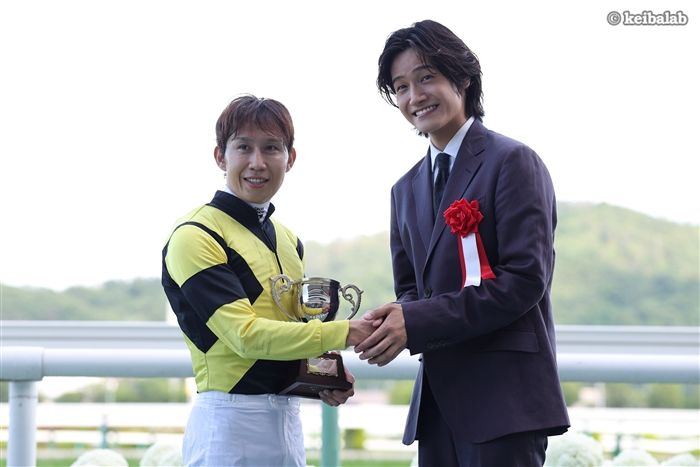 keibalab's tweet photo. 【進めShiny Road】
本日のラジオNIKKEI賞、プレゼンターは"Aぇ! group"の佐野晶哉さんでした。勝ったのは"サノ"ノグレーター。

余談ですが、佐野晶哉さんはシンボリルドルフやテイエムオペラオーと同じ3月13日生まれです。
#サノノグレーター #田辺裕信 #佐野晶哉
https://t.co/ORAru5zbgw https://t.co/CMWpR4rvRd