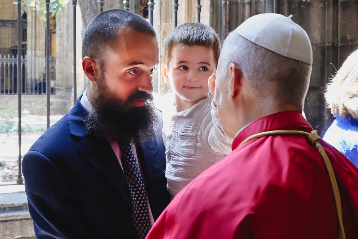 JaumeVivesVives's tweet photo. 🔴Fue una alegría que el Santo Padre bendijera a Jaumet (futuro santo de la familia) y hablar un rato con él.

Aquí explico cómo fue el encuentro: https://t.co/An7mMcHBy9 https://t.co/kdEtCXnxaJ