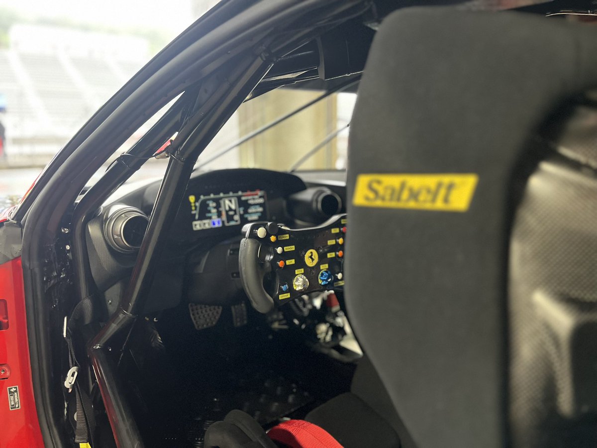 ICH_SPiRiT's tweet photo. ご無沙汰すぎるX😅今週は今年からコーチで帯同しているフェラーリチャレンジジャパン富士大会のサポートでした！荒れた天候の中安全に、且つ良いレースを戦ってもらうため常に天気予報と睨めっこ。クラッシュ等することなく無事にレースを終えられてよかったです！ https://t.co/6lBXl7e82N