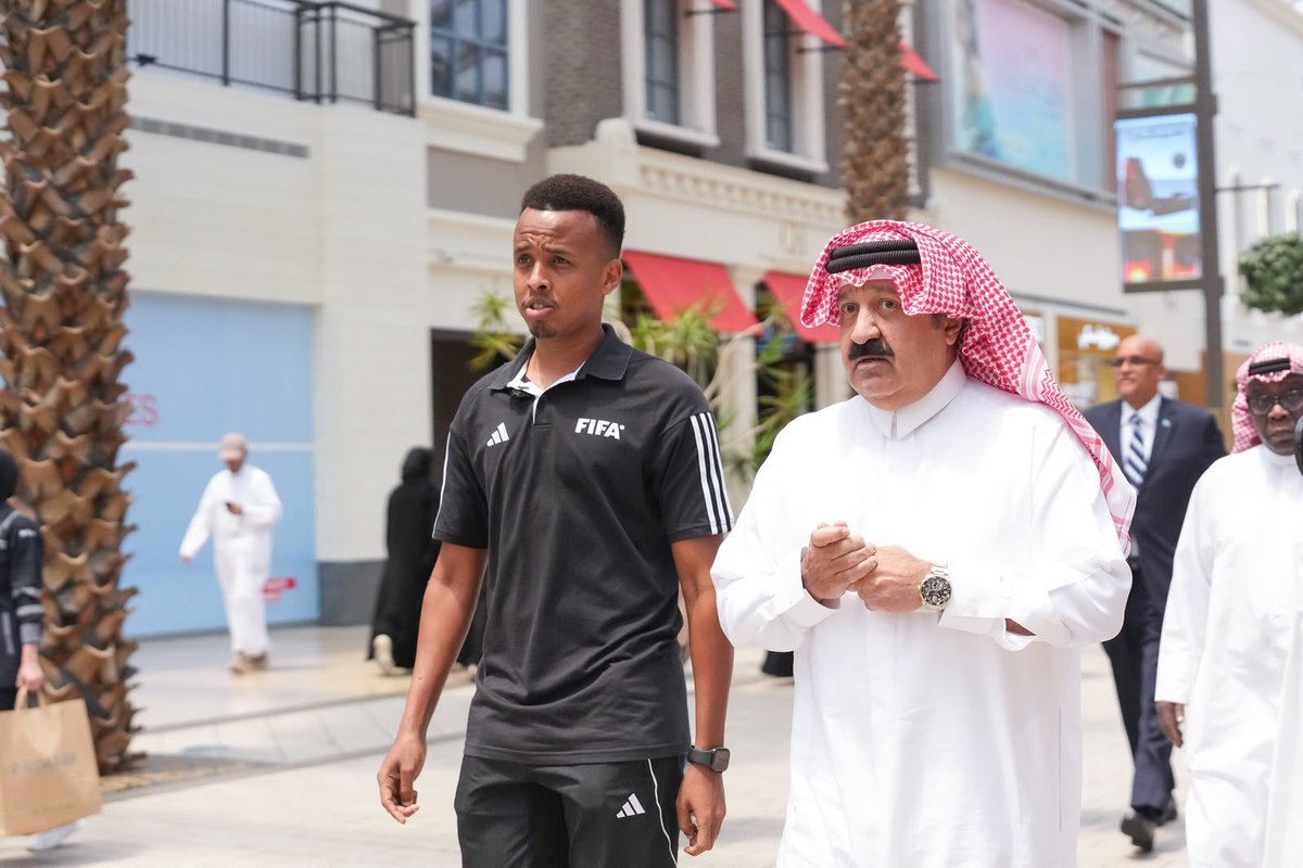 Ahdath_kw's tweet photo. #ستاربكس تكرم الحكم الصومالي 👏🏽

بحضور الشيخ أحمد اليوسف والأمين العام للأتحاد الكويتي لكرة القدم، وسفير الصومال لدى الكويت، كرمت شركة ستاربكس التابعة لمجموعة الشايع الحكم الدولي الصومالي عمر عبدالقادر أرتان الذي تم أستبعاده من كاس العالم . 

#الكويت
#الكويت_الآن 
#الجزائر
#ايران
#ميسي 
#كأس_العالم2026