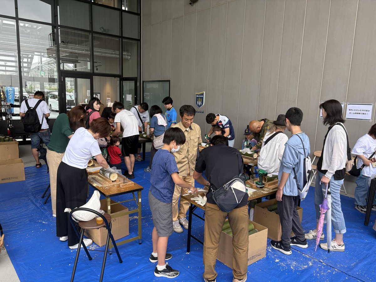 gcccacap's tweet photo. 本日ザスパーク2周年イベントで竹灯篭づくりワークショップに協力しました。参加者の皆さんが製作した竹灯篭は8月のホーム開幕戦で展示され、その後のホーム戦で製作者に返却される予定です。 https://t.co/qMwwC7qJcS