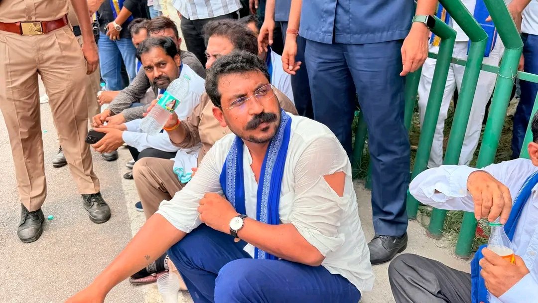 HimanshuValmi13's tweet photo. सड़क से लेकर संसद तक माननीय सांसद @BhimArmyChief जी संघर्ष कर रहे है। https://t.co/0VV1pyjqPP