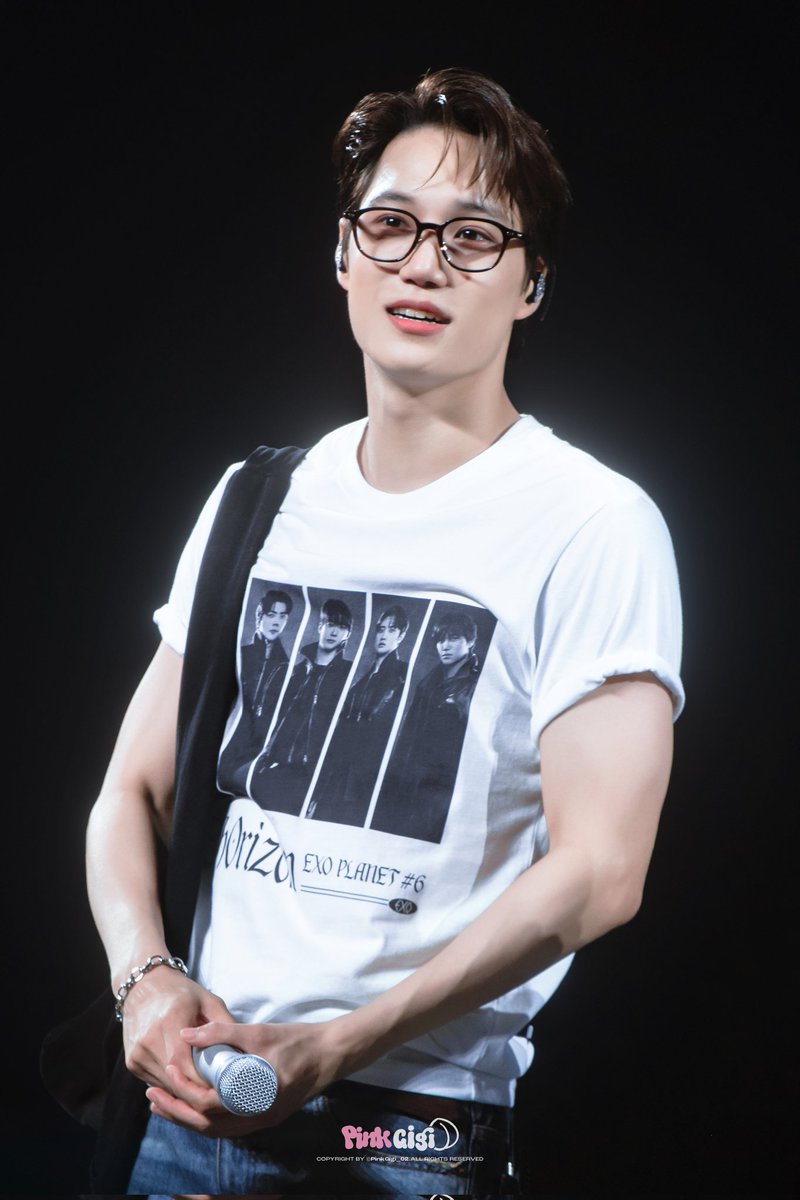 PinkGigi_02's tweet photo. 260613 EXO PLANET #6 - EXhOrizon in HK 🐻
👓👖😊
#카이 #kai #カイ #金钟仁 #EXO #EXOKAI #Exhorizon https://t.co/0SF3UIxXkT