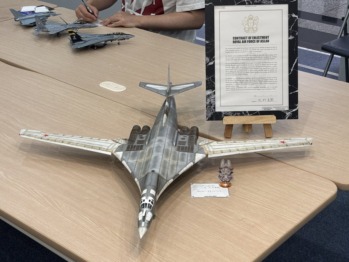 FallGelb0419's tweet photo. 最後に
関西シルバーウイングスに展示したワタシの作品

ツポレフTu-160
ハインケルHe111Z
ゴーダGo242

ただ
目立ちたいんです！！！！！！！
見てくれた皆さん！
ありがとうございました。

いかささん
デカいの出してすみません！
反省してますが、次回もデカいの出します！ https://t.co/NO5FEPneT4