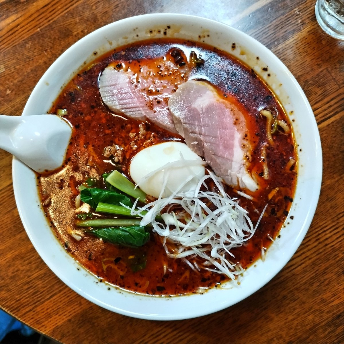 ramensuki_tuba3's tweet photo. 祭麺堂@春日部市一ノ割駅
辣辣担々麺
今日の担々は食べる前から香りが美味しい🤤美味しいスープと刺激の響宴を受け止める太パツ麺がボリューム以上の食べ応えにトッピングも素晴らしく小松菜の火加減最高でお腹一杯😋そんな最幸の遅い朝御飯🤣食べられて良かった御馳走様🙇‍♂️ https://t.co/FEN7RkhR5Z