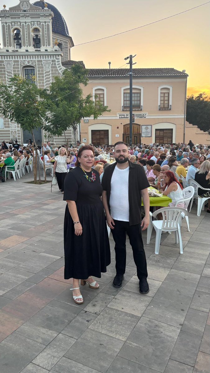compromispicass's tweet photo. La nostra regidora, Leticia Hernandis, i el nostre regidor, Juanfran Albert, assistiren anit al tradicional sopar dels majors. https://t.co/No3e0WNdQq