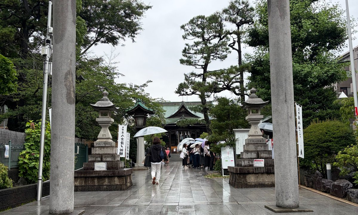 bosenbei's tweet photo. 桜神宮　東京都世田谷区新町３丁目
手水舎にいけられた紫陽花が今日は大人気でした。紫陽花のレースお守りと親和性が高いのでしょう。私は紫陽花の書き置き御朱印を頂きました。二礼四拍手一礼であるのと、ご集印に天之御中主神が中心に書かれていて古神道の世界を伝えてくれています。 https://t.co/d8AlhrgeSs