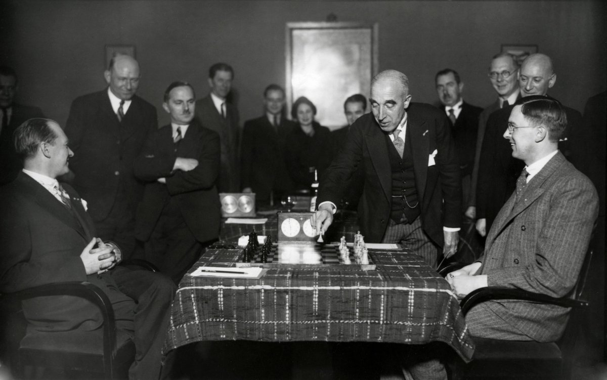 dgriffinchess's tweet photo. 's-Hertogenbosch, Netherlands, 7th November 1935; the local Burgemeester makes the ceremonial 1st move in the 16th game of the World Championship match between Max Euwe (White) &amp; Alexander Alekhine.
(📷: unknown, via https://t.co/AtUKwRfY1R.) #chess https://t.co/UBUAI15Uwj