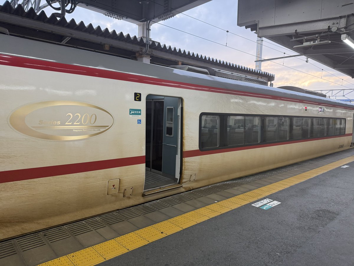 moja99758134's tweet photo. 名鉄さあ、洗えよ。特急料金徴収しててこれは名古屋の恥 https://t.co/lXUbuKf4CA