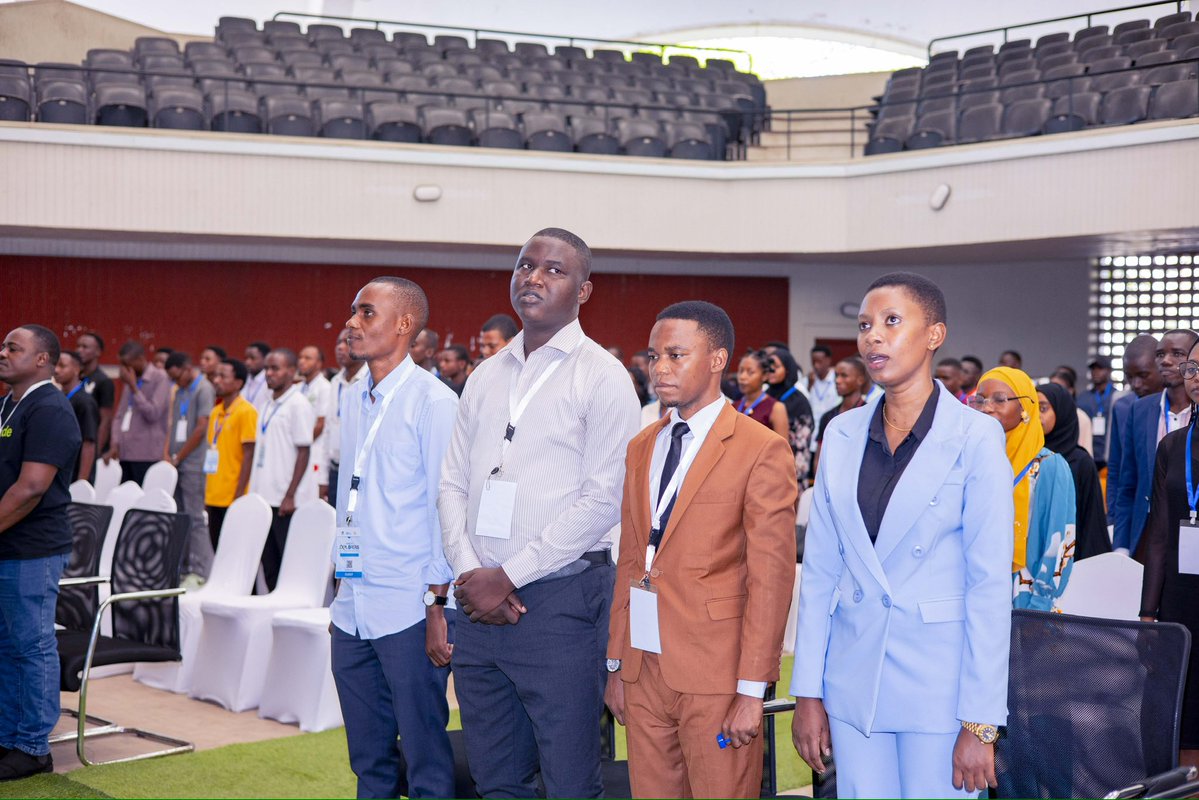 mafolebaraka's tweet photo. Nilikuwa mzungumzaji kwenye tukio lililokutanisha vijana wabunifu.

Nikiwa kama kijana mchechemuzi kwenye masuala ya kiteknolojia nilifarijika sana kuwa sehemu ya tukio hili adhimu lililoandaliwa na vijana wenzangu.

Vijana tunaweza tukishikana mikono https://t.co/usRdP4T62C