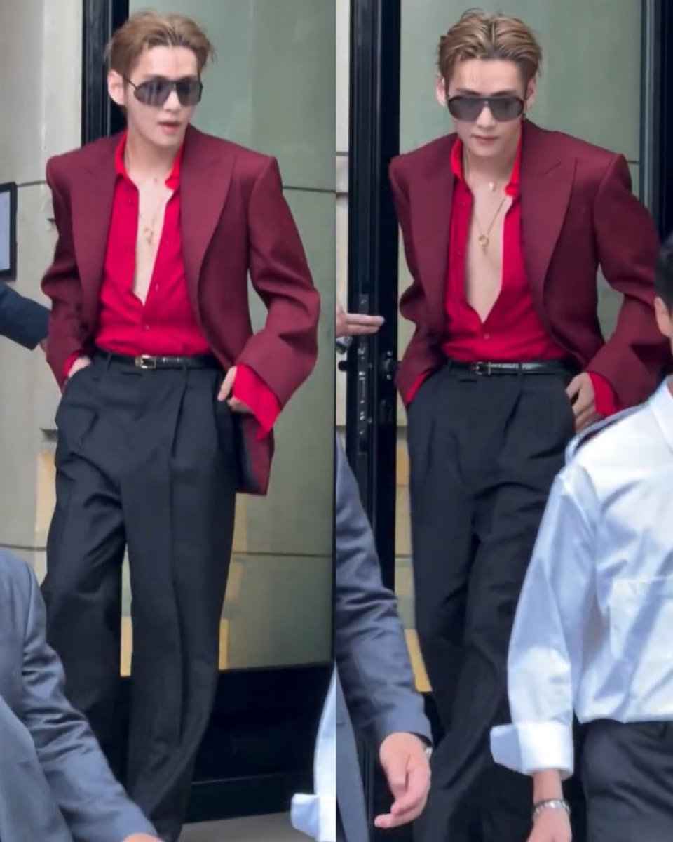 KIMTAEHYUNGBAR_'s tweet photo. RED V！！
comments with tags

V FOR CELINE FASHION SHOW
TAEHYUNG TAEHYUNG
#VxCelineSS27 #TAEHYUNGxCELINE https://t.co/ytUeLwvVPV