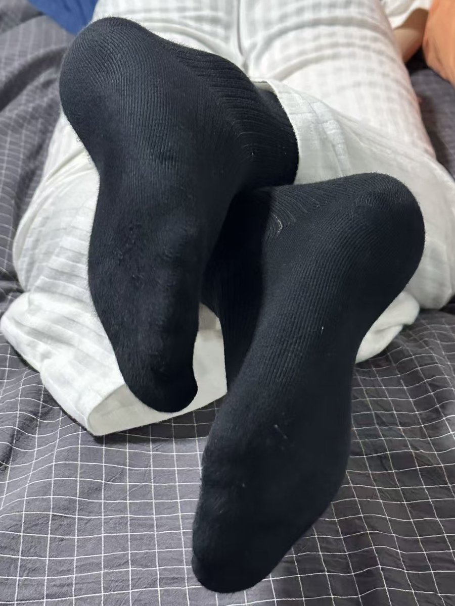 LLdv1117's tweet photo. 更喜欢哪个？
#黑袜臭脚 #直男黑袜 #反光黑袜 #黑袜脚底 #直男脚底 #直男丝袜 #体育生白袜 https://t.co/Hp19GV8lSf