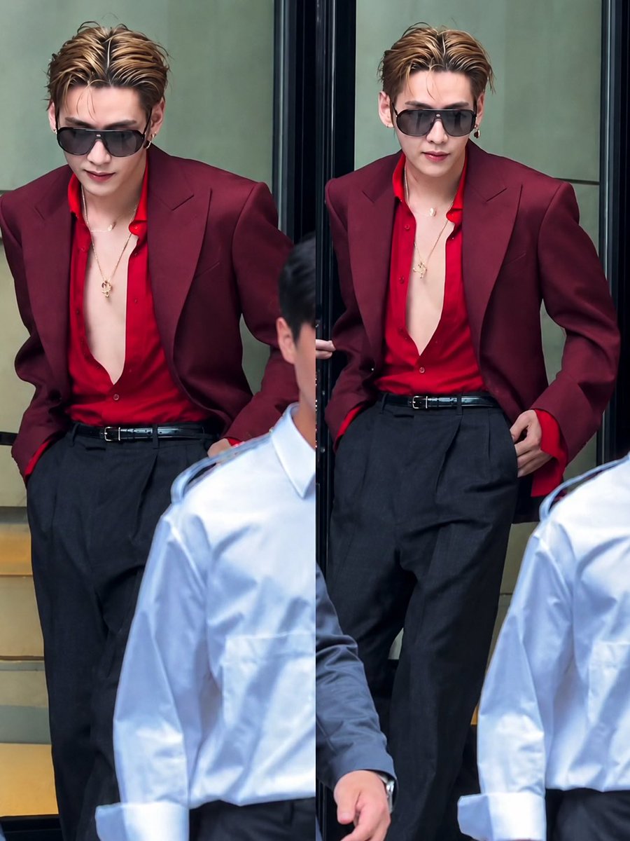PoziomkiajneSom's tweet photo. @btschartsxdaily @celineofficial PRINCE KIM TAEHYUNG 
V FOR CELINE FASHION SHOW
    #TAEHYUNGxCELIN  #CelineSS27  #VxCeline https://t.co/bYkBXp8Txl