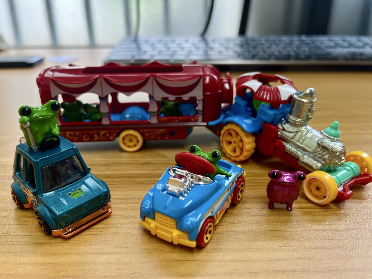 BoostgearWEB's tweet photo. カートイズ祭にて、たくさんのカールくんをお迎えしました🐸
カールくんの村が作れそうです
#STICKYFROG #boostgear #2cmカールくん #カールくん選手権 #カートイズ祭 https://t.co/6k2LmCXrCL