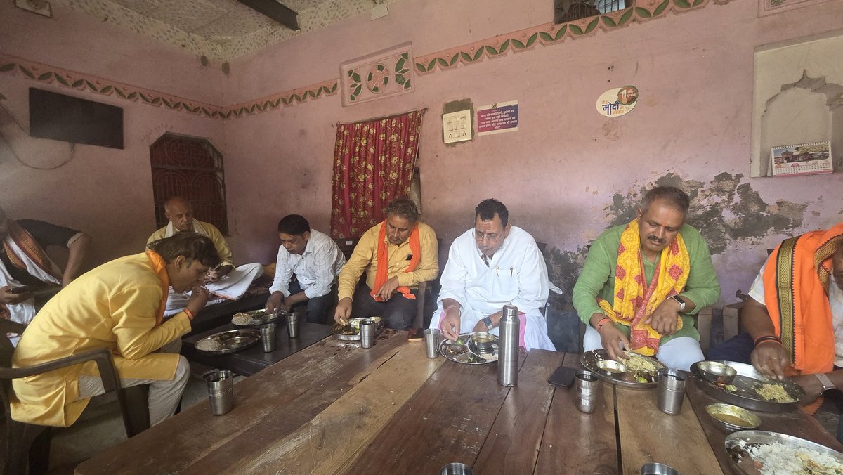 ratnakarvindhya's tweet photo. आज कोन मंडल के ग्राम सेमरा में मंडल अध्यक्ष श्री उमेश तिवारी जी के आवास पर आत्मीय भेंट  हुई। इस अवसर पर उनके साथ स्नेहपूर्ण वातावरण में दिव्य भोजन ग्रहण किया। उनके आत्मीय आतिथ्य, सम्मान एवं अपनत्व के लिए हृदय से आभार व्यक्त करता हूँ। https://t.co/EVQHX1aLLL