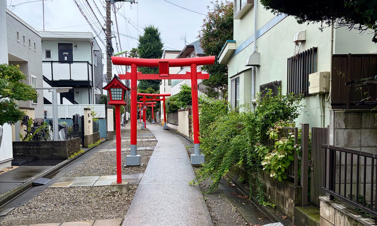 bosenbei's tweet photo. 久富稲荷神社　東京都世田谷区新町２丁目
桜新町駅に近いお稲荷様です。
塩貝健人選手というのは2026 FIFAワールドカップ日本代表でこのあたりが地元のようです。「世界へ挑み続けろ！」の口調は少しは昭和的な香りがします。 https://t.co/1yYv4To0W9